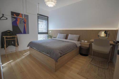 Een bed of bedden in een kamer bij Apollo Apartment by Holistay