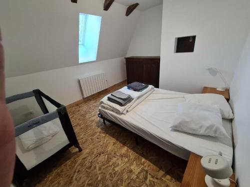 ein kleines Schlafzimmer mit einem Bett und einem Fenster in der Unterkunft Maison typique Auvergnate, piscine et four à pain in Saint-Christophe-les-Gorges