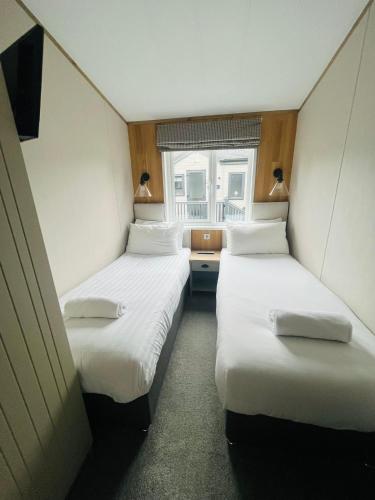 מיטה או מיטות בחדר ב-Copse View Lodge with Hot Tub
