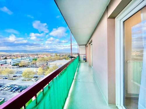 un balcon avec vue sur un parking dans l'établissement Colmar - La Cigogne - Balcon - Vue Dégagée - Netflix - Wifi Fibre - Parking gratuit - Quartier populaire, à Colmar