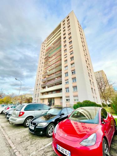 un parking avec des voitures garées devant un bâtiment dans l'établissement Colmar - La Cigogne - Balcon - Vue Dégagée - Netflix - Wifi Fibre - Parking gratuit - Quartier populaire, à Colmar