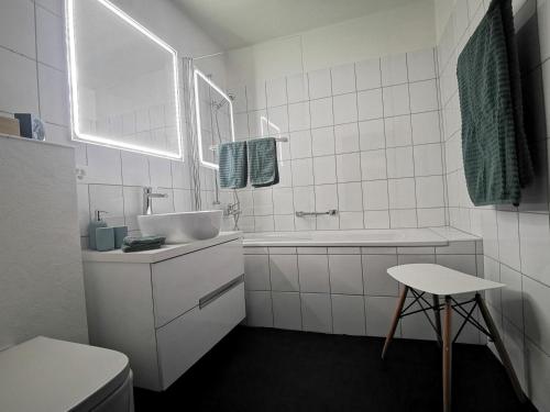 ein weißes Bad mit einem Waschbecken und einem WC in der Unterkunft Sankt Moritz Spirit Piz Bernina 5 in St. Moritz