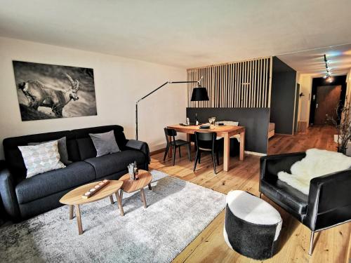 ein Wohnzimmer mit einem Sofa und einem Tisch in der Unterkunft Sankt Moritz Spirit Piz Bernina 5 in St. Moritz