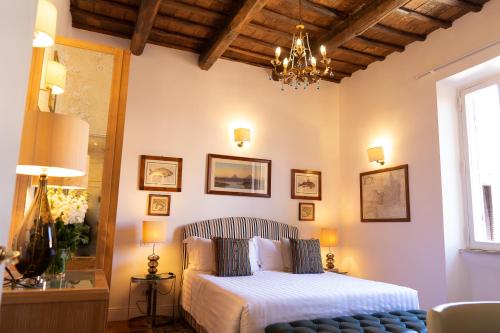 um quarto com uma cama e um lustre em Babuino 79 em Roma