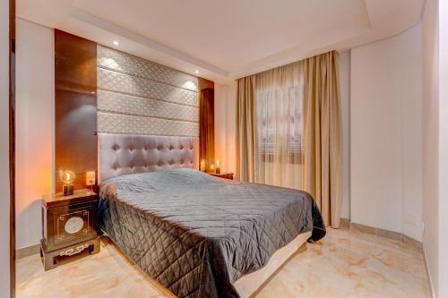 Un dormitorio con una cama grande y una ventana en Brand new apartment in Park Albatros with pool view, en San Miguel de Abona