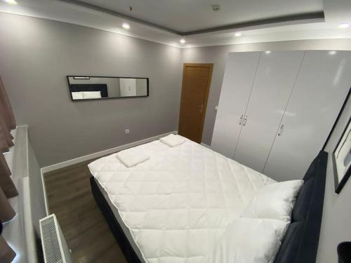 Atasuit2 في إسطنبول: غرفة نوم بسرير ابيض في غرفة
