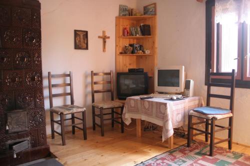 Habitación con mesa, sillas y TV. en Sat Balcesti-Belis en Beliş