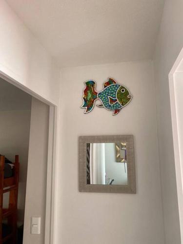 a mirror on a wall with a fish on it at A pasos del mar Lugar ideal para descansar in El Tabo