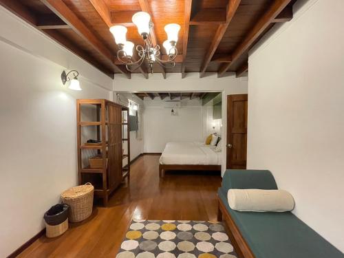 Zimmer mit einem Schlafzimmer mit einem Bett und einem Tisch in der Unterkunft Stay @ Na Maeping บ้านส่วนตัวริมแม่น้ำปิง in Chiang Mai