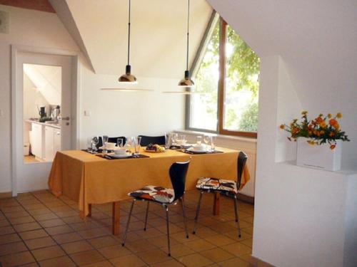 a kitchen with a table and chairs in a room at Aalreuse in Wieck