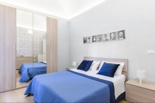 una camera da letto con due letti e uno specchio di Celebrity House a Sanremo