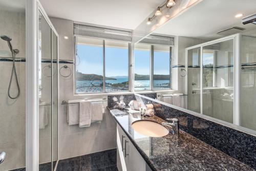 漢密爾頓島的住宿－Yacht Harbour Tower 5 - NEW Luxury and location，一间带水槽、淋浴和镜子的浴室