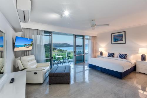 漢密爾頓島的住宿－Yacht Harbour Tower 5 - NEW Luxury and location，一间带特大号床的卧室和一间客厅