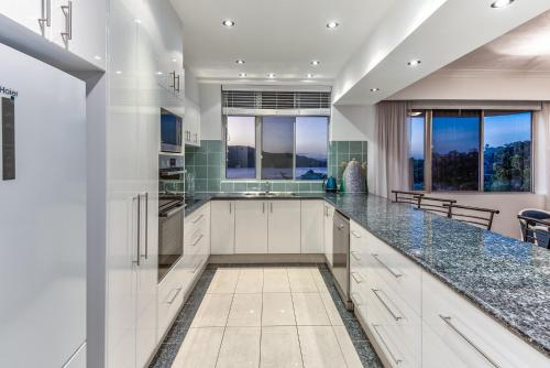 Η κουζίνα ή μικρή κουζίνα στο Yacht Harbour Tower 5 - Oceanviews, buggy and private lift access and valet service