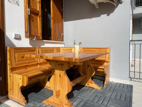 una mesa de madera junto a una pared en La casina di Francy, en Castelsantangelo sul Nera