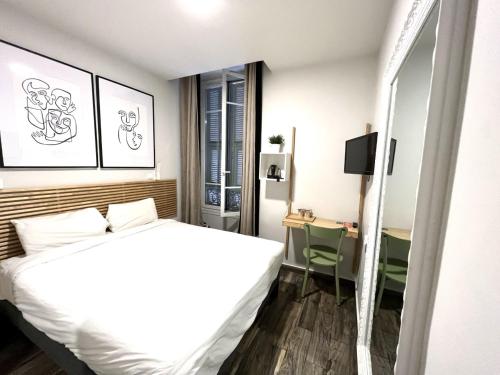 Cette chambre comprend un lit et un bureau. dans l'établissement Hotel de Berne, à Nice