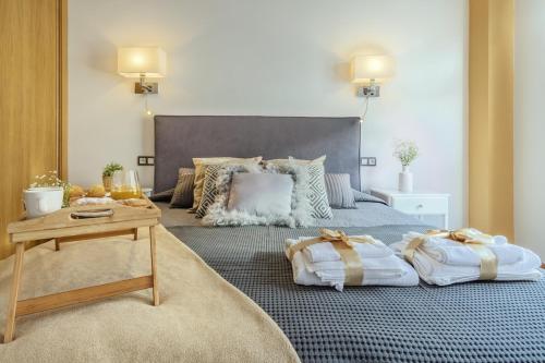 - une chambre avec un lit et 2 serviettes dans l'établissement -MalagaSunApts- CityCentre Rooftop Pool, à Malaga