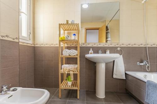 ein Bad mit einem Waschbecken und einem Spiegel in der Unterkunft -MalagaSunApts- City Centre SharedTerrace in Málaga