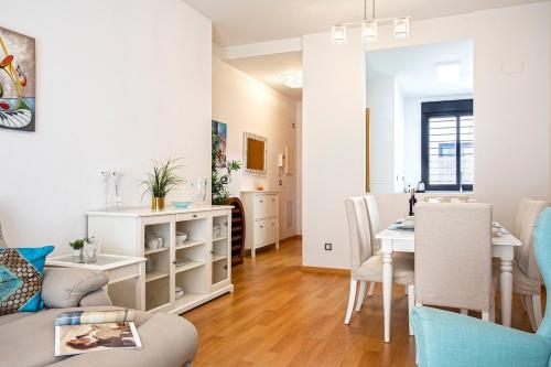 -MalagaSunApts- Huge & Central * Pool* FreePARK*