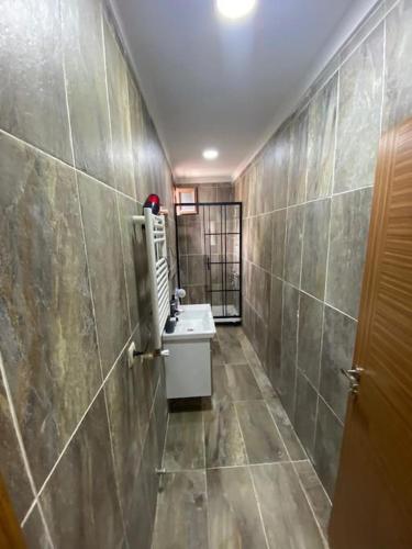 ein Bad mit einem Waschbecken und einem Spiegel in der Unterkunft Atasuit3 in Istanbul