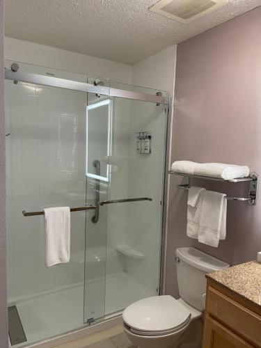 uma casa de banho com uma cabina de duche em vidro e um WC. em Candlewood Suites Bordentown-Trenton, an IHG Hotel em Bordentown