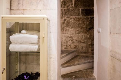 a room with a glass shelf with towels at Suite1212 - Pirrelli in Monopoli