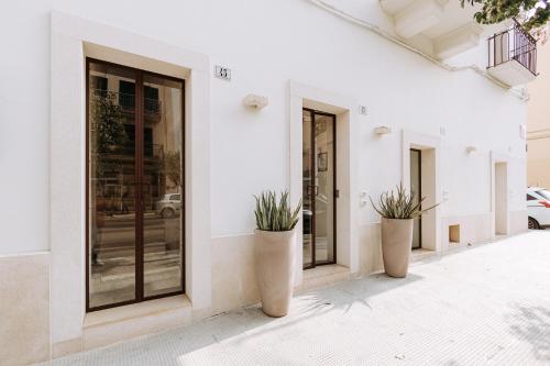 two large vases sitting on the side of a building at Suite1212 - Pirrelli in Monopoli