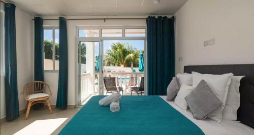 a bedroom with a large bed with a blue blanket at Cap Confort in Au Cap