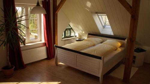 Sandau的住宿－Zum Veltenhaus，配有2扇窗户的客房内的1张床