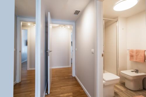 サン・アドリア・デ・ベソスにあるTendency Apartments Forumのトイレと洗面台のあるバスルーム