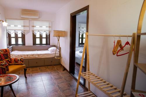 Habitación con 1 dormitorio con 1 cama y 1 mesa. en Moncheri Butik Otel, en Ayvacık