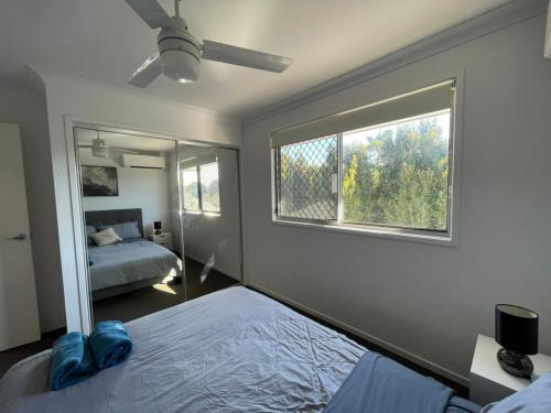 Llit o llits en una habitació de Cozy townhouse in Dakabin ideal for young family