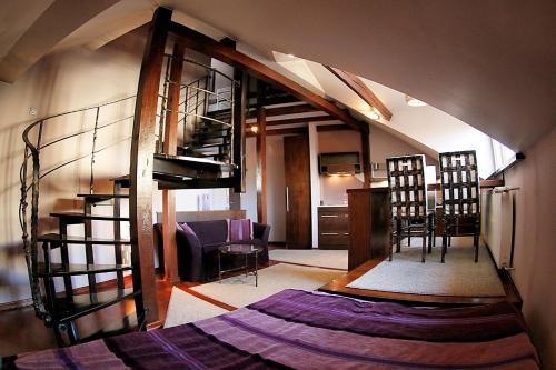 una sala de estar con una escalera de caracol en una casa en Krakow Jacuzzi Apartment, en Cracovia