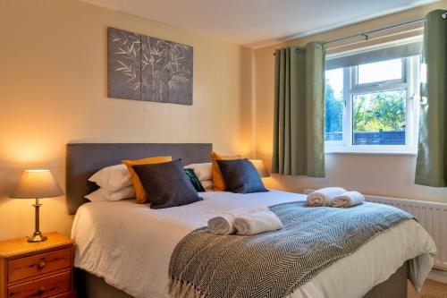 a bedroom with a bed with towels on it at Finest Retreats - Southern Lea in Burnham on Sea