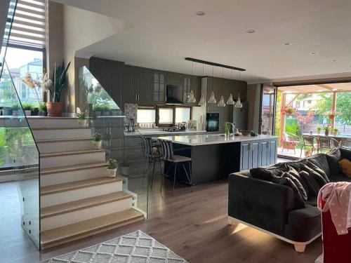 una cocina y una sala de estar con una escalera en una casa en Villa Maya, en Sile