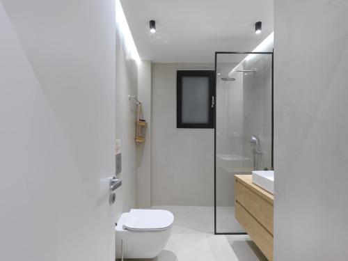 FRESH, NEW & READY FOR YOU! RNVTD APT IN KOUKAKI!
