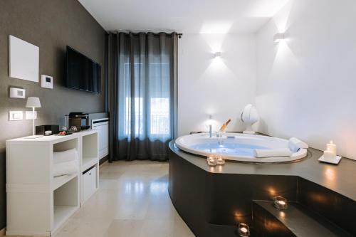 a bathroom with a large tub in a room at Suite1212 - Rattazzi in Monopoli