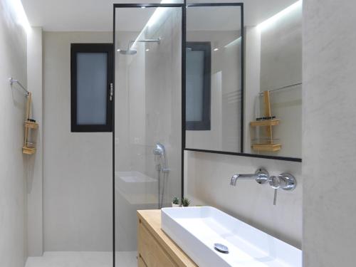 FRESH, NEW & READY FOR YOU! RNVTD APT IN KOUKAKI!