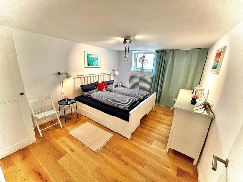 a bedroom with a bed and a table and a window at 100m2 Fewo im Haus am See mit Garten bei Potsdam in Schwielowsee