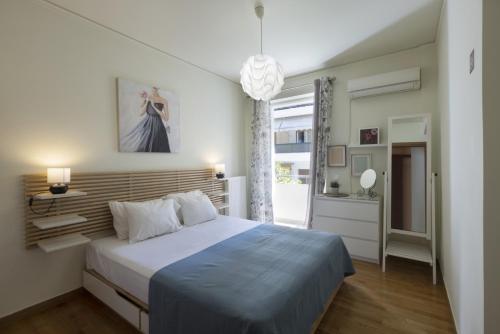 sypialnia z dużym łóżkiem i niebieskim kocem w obiekcie 3BR Prime APT a breath away from the Acropolis! w Atenach