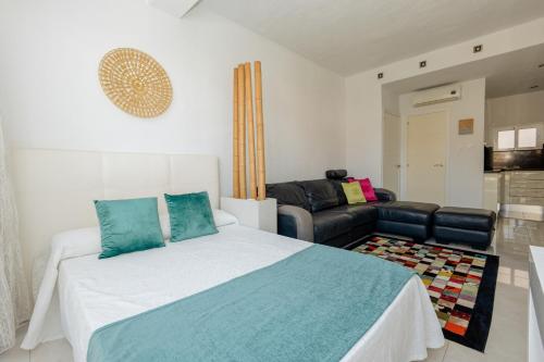 a bedroom with a bed and a couch at Top2Stay Los Alamos in Torremolinos