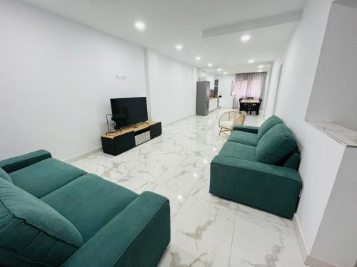 Televízia a/alebo spoločenská miestnosť v ubytovaní HOLA SUITE