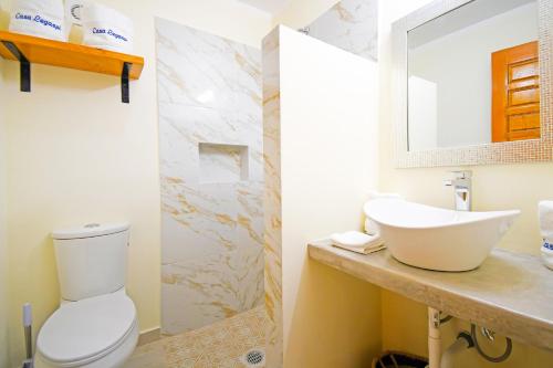Ένα μπάνιο στο DT La Paz Condos with Pool & Palapa Lounge, 2 mi to Malecón