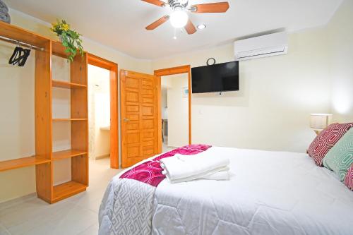 Ένα ή περισσότερα κρεβάτια σε δωμάτιο στο DT La Paz Condos with Pool & Palapa Lounge, 2 mi to Malecón