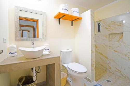 Ένα μπάνιο στο DT La Paz Condos with Pool & Palapa Lounge, 2 mi to Malecón