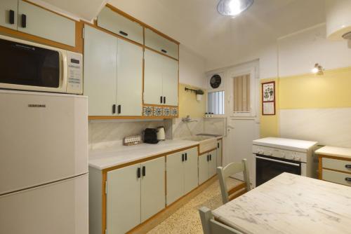 Prime Location 2 BR APT next to the Acropolis