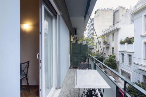 Prime Location 2 BR APT next to the Acropolis