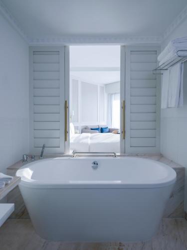  Sofitel Dubai Jumeirah Beach -  Room  picture :   Minibar    Shower    Bath                           