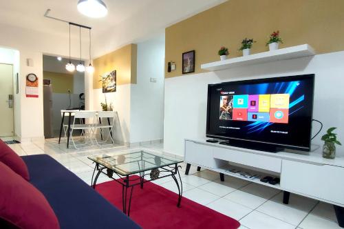 een woonkamer met een grote flatscreen-tv bij Apartment Next to Axiata Arena, Stadium Bukit Jalil in Kuala Lumpur