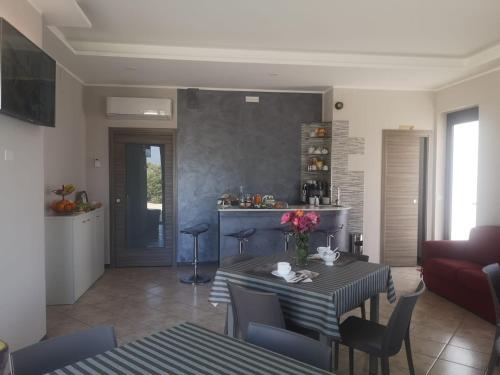 Zumpano的住宿－B&B Menna Vence，一间带桌椅的客厅和一间厨房